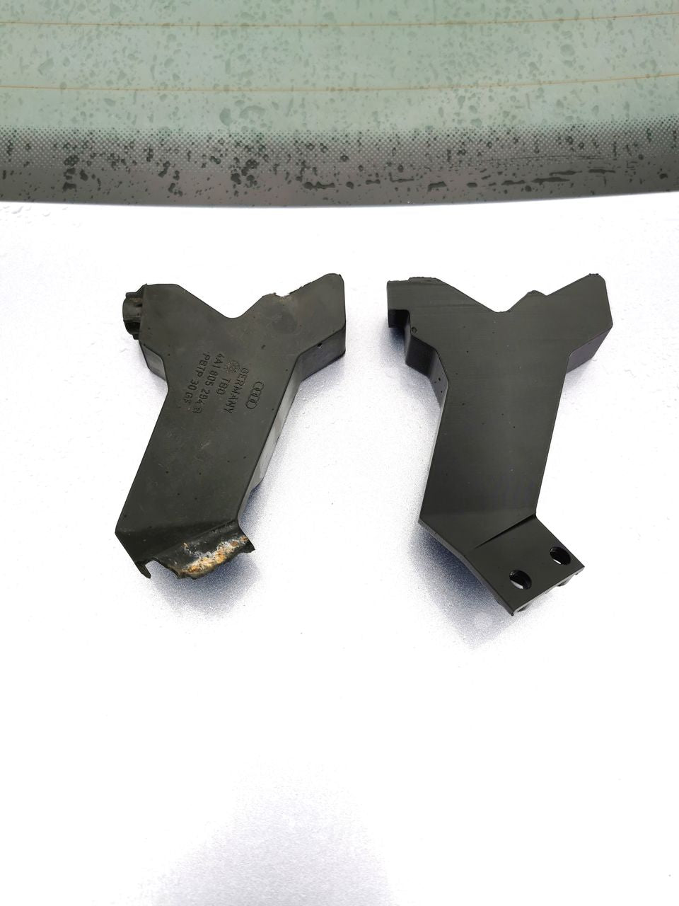 reproduction of mounting bracket 4A1 805 294 B for wiper cover - Audi 100 C4 / A6 C4