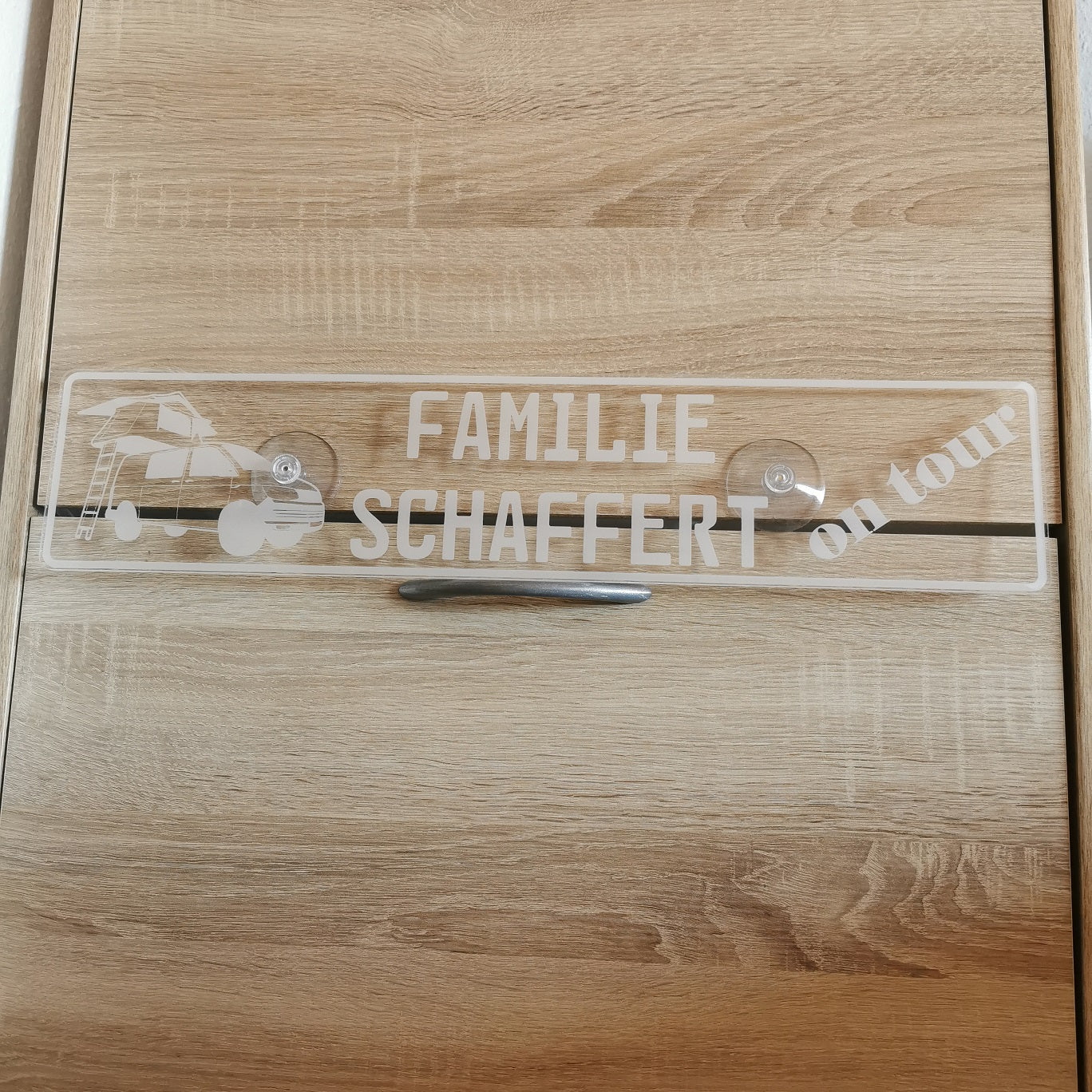 Plexiglas® Schild mit Camping-Bus und Familienname (personalisiert)