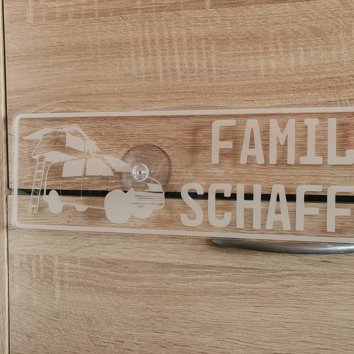 Plexiglas® Schild mit Camping-Bus und Familienname (personalisiert)